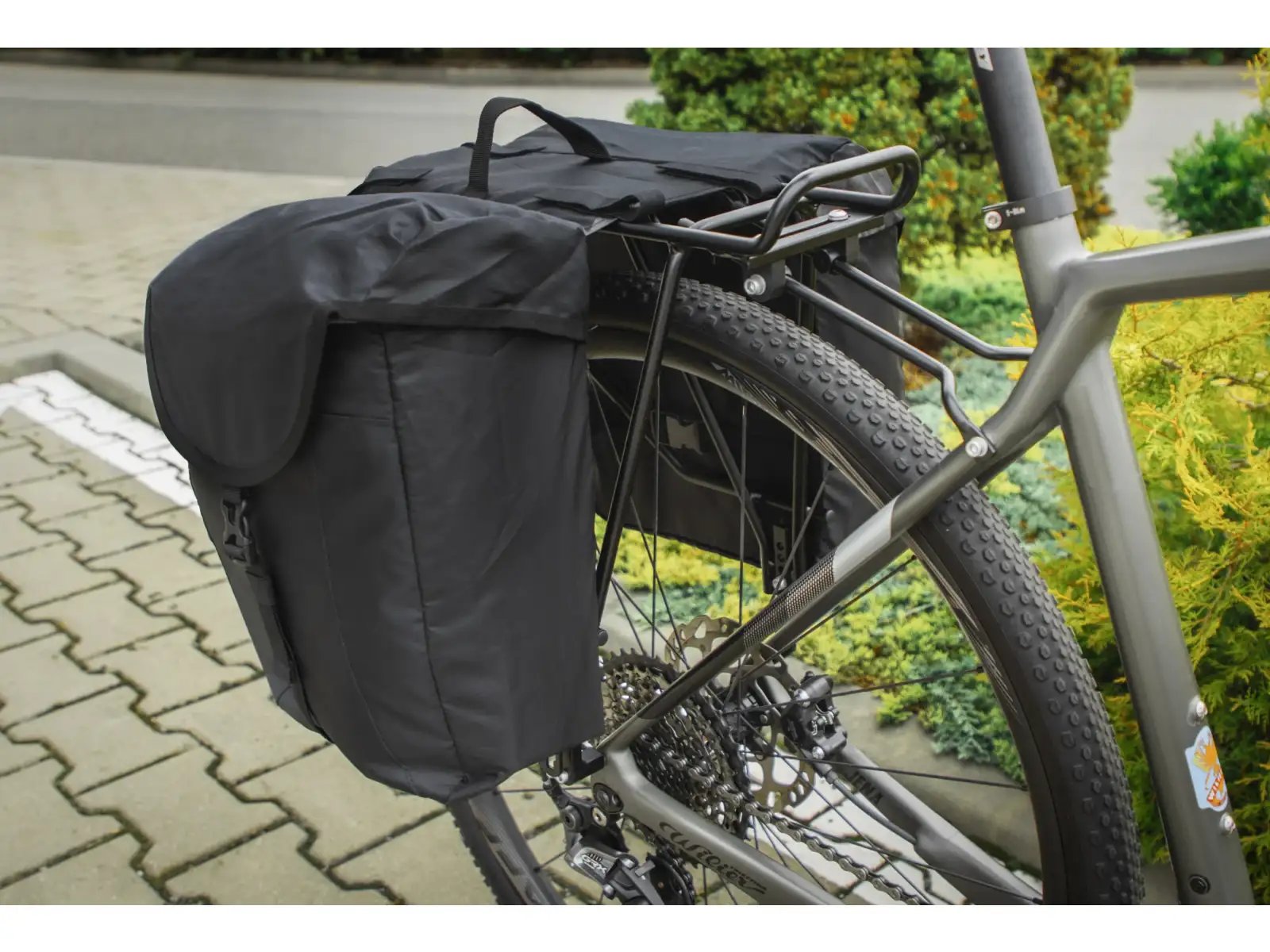 Force Haul dvojbrašna na zadný nosič 2x8 l čierna