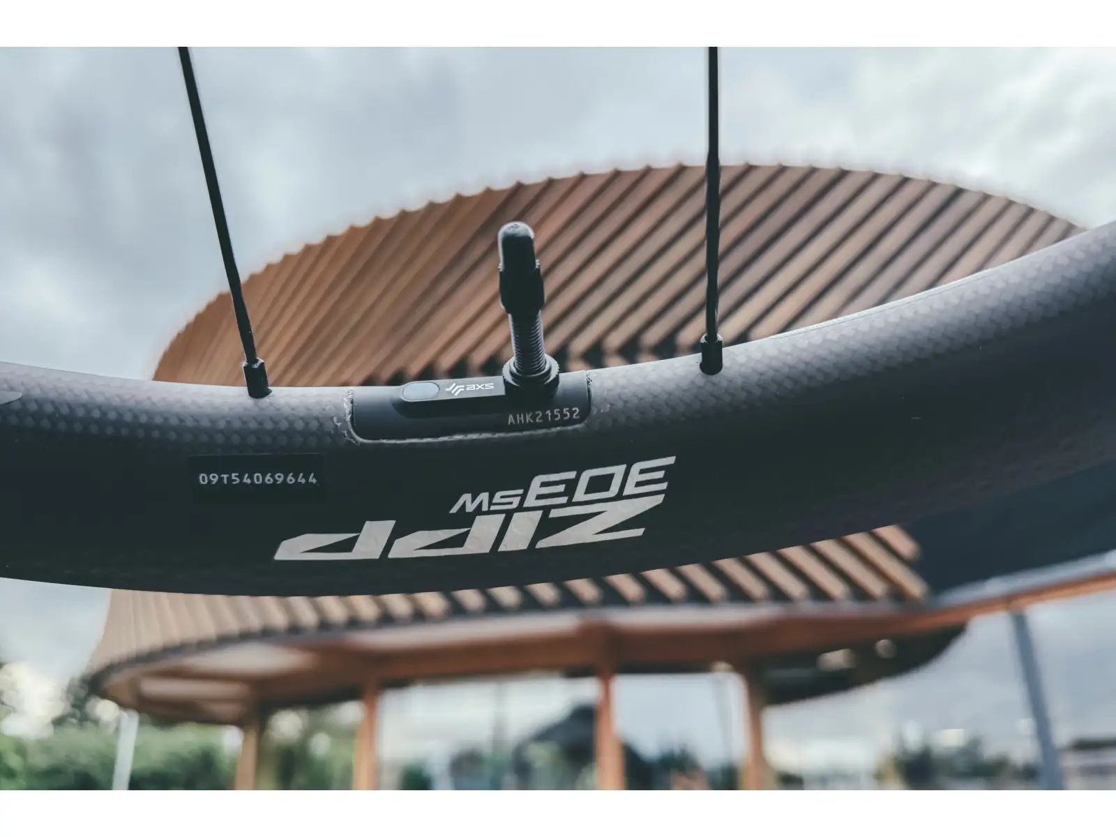 Zipp 303 SW Carbon Tubeless CenterLock A1 zadné zapletené koleso XDR orech