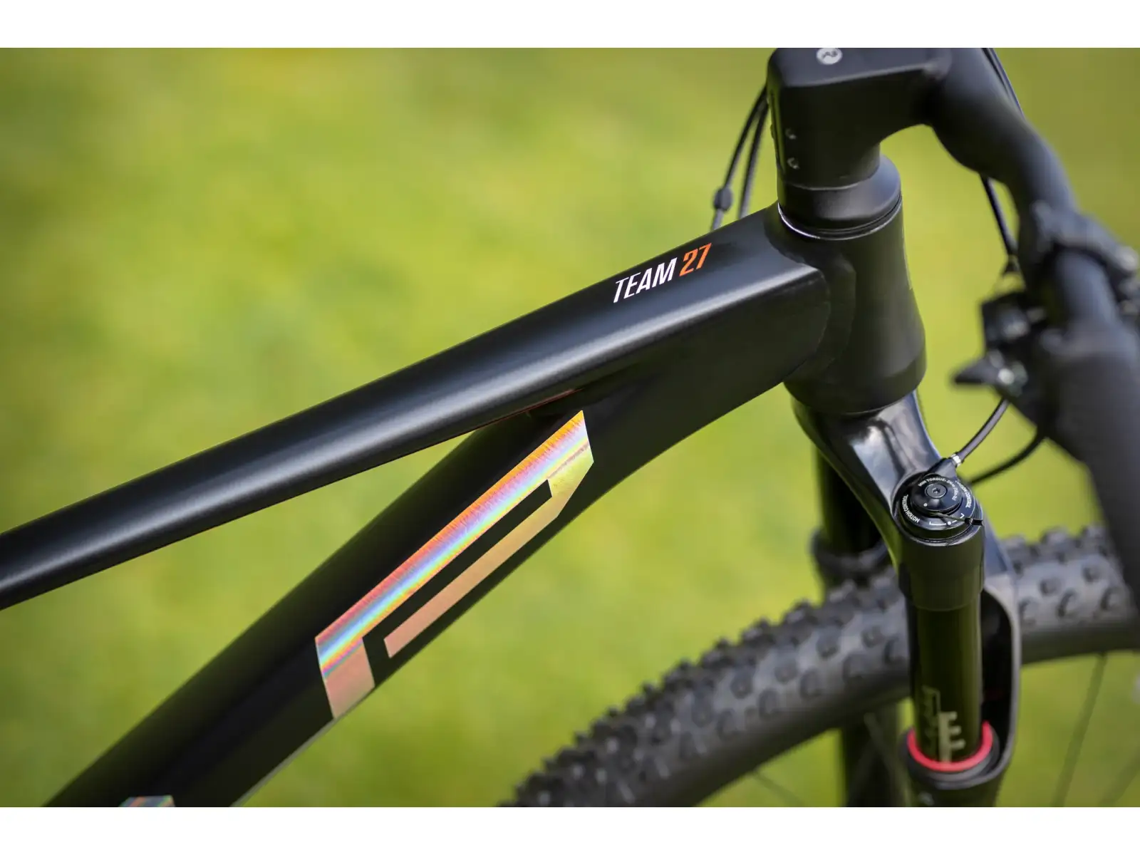 Superior Team 27 Issue Matte Black/Hologram Chrome/Team Red detský bicykel