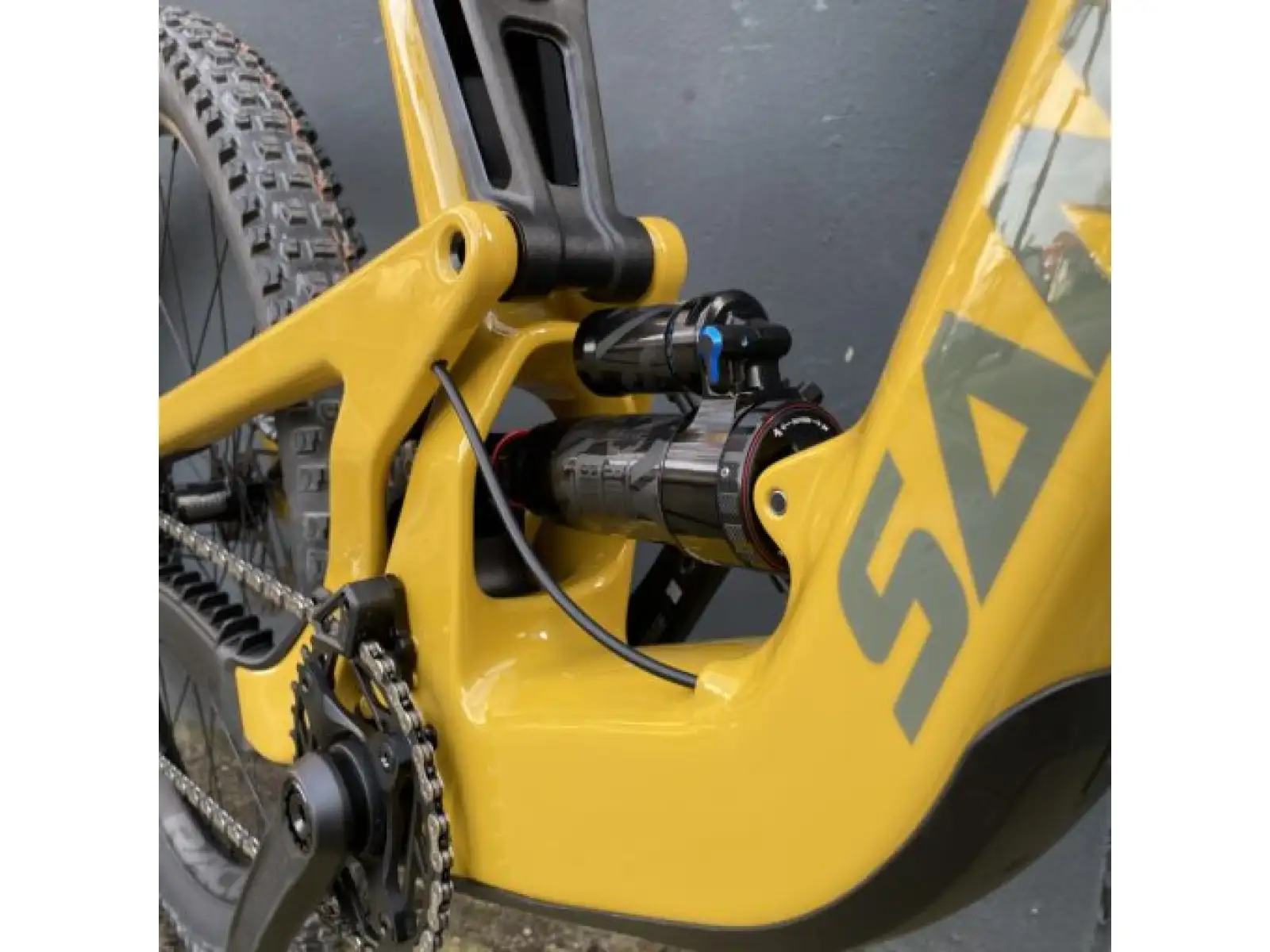 Santa Cruz Heckler SL 1 C MX S celoodpružený elektrobicykel Gloss Mustard