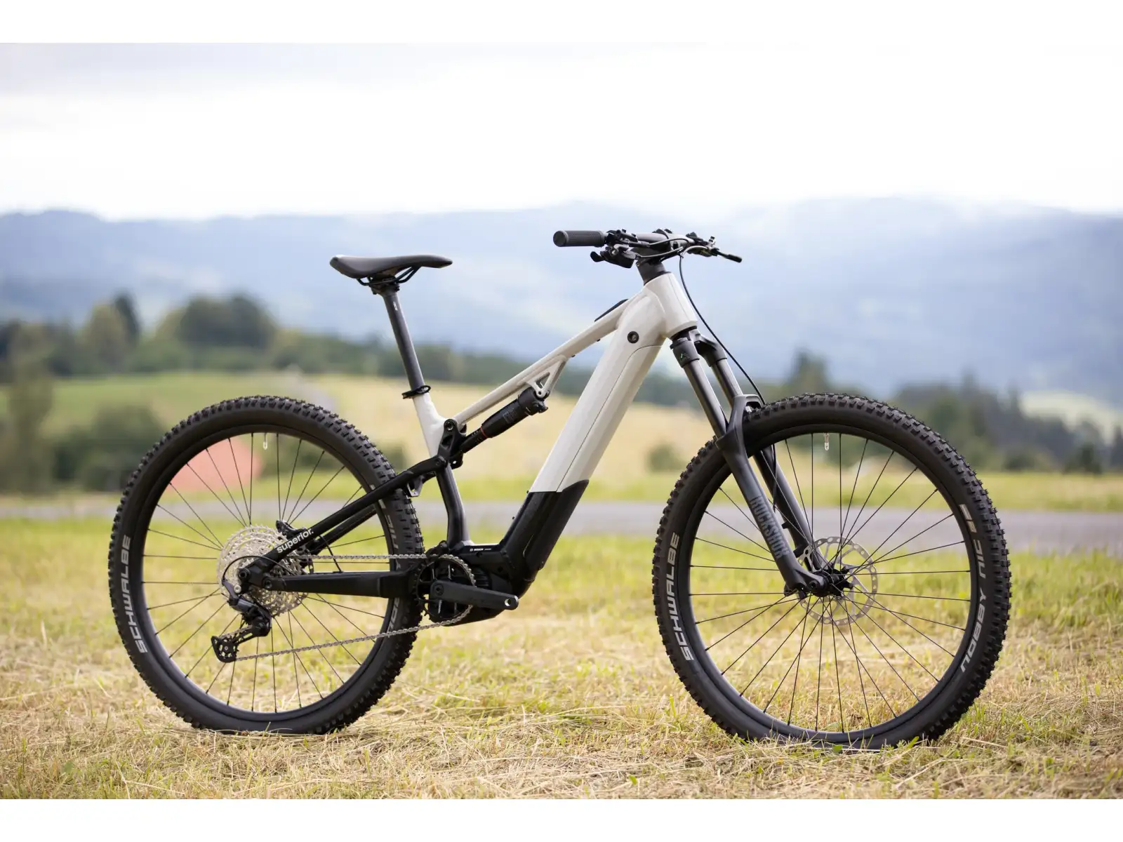 Celoodpružený elektrobicykel Superior eXF 8089 B Gloss Chrome/Matte Black
