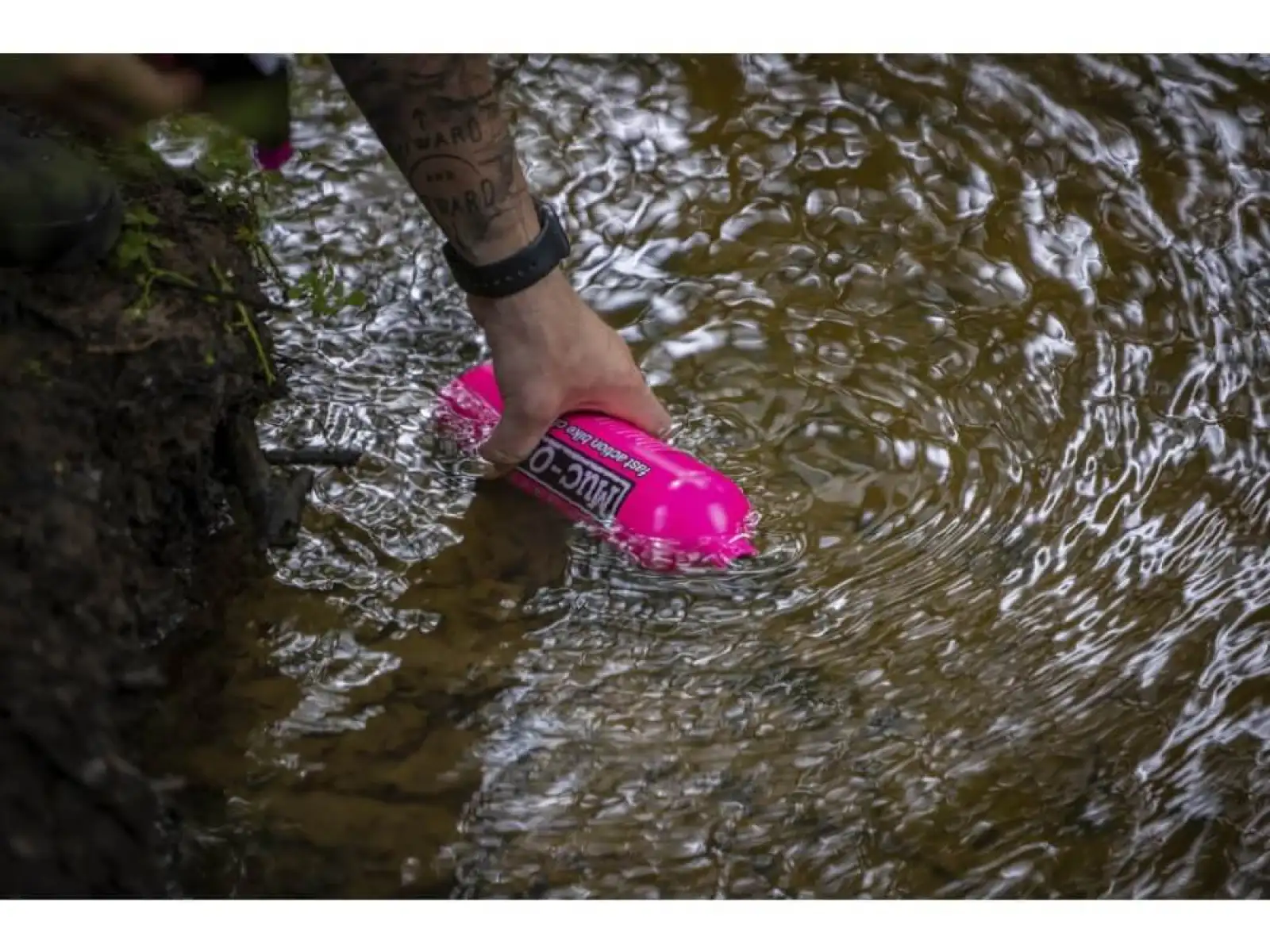 Muc Off fľaša pre život + Punk Powder sada fľaše a prášku na čistenie kolies