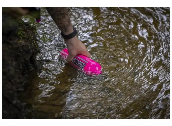 Muc Off fľaša pre život + Punk Powder sada fľaše a prášku na čistenie kolies