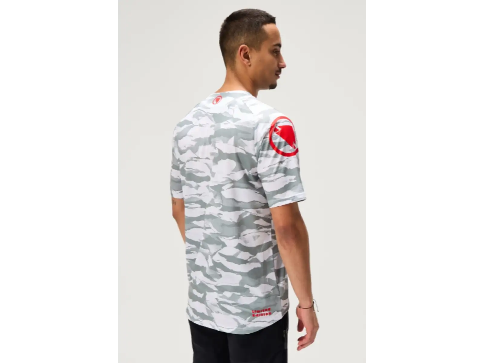 Pánske tričko krátky rukáv Endura LTD Mountain Camo Printed (sivá)