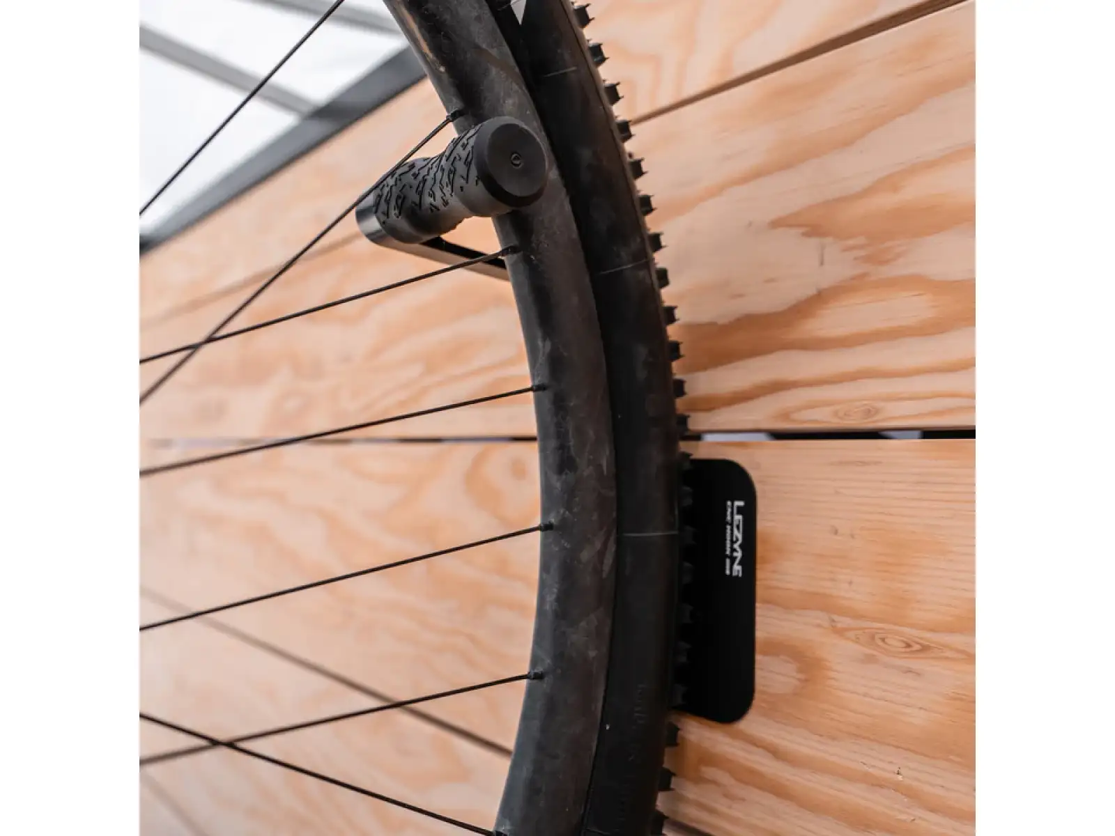 Lezyne CNC Alloy Wheel Hook nástenný držiak na bicykel black