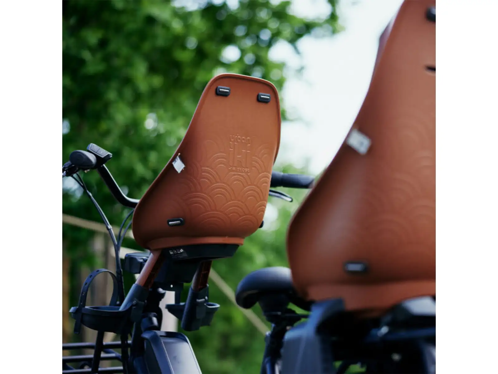 Predná detská sedačka Urban Iki BIO s adaptérom na pätku Haniwa Brown/Bincho Black