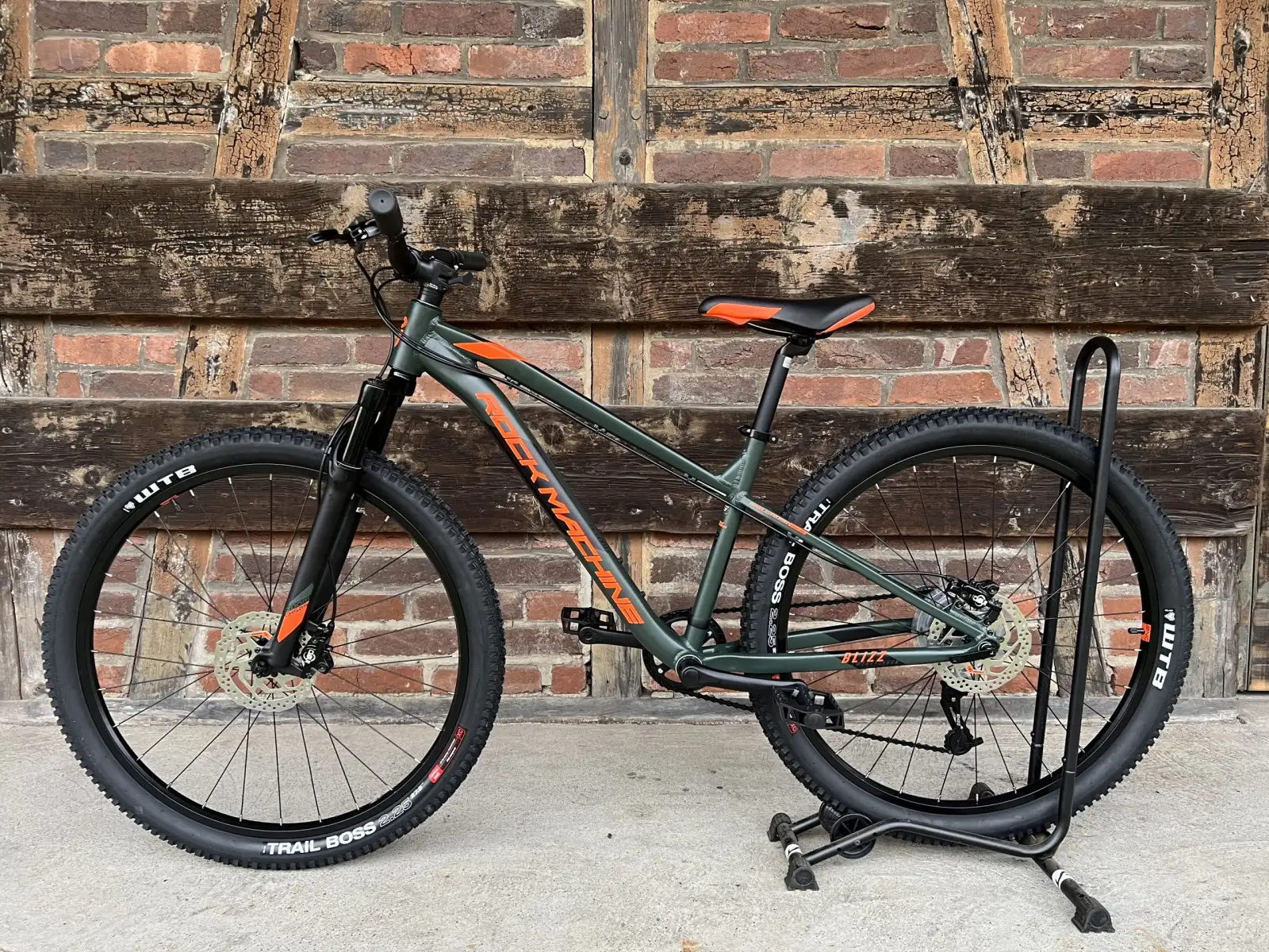 Rock Machine Blizz 27 Mat Khaki/Neon Orange/Black detský bicykel