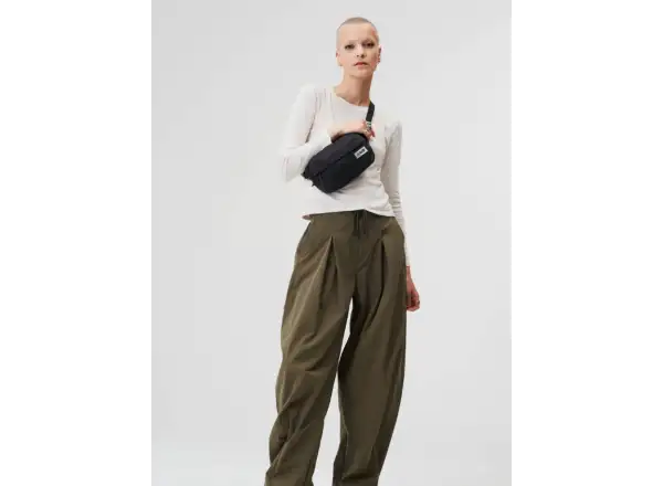 Aevor Hip Bag Ease taštička cez rameno/ľadvinka Black