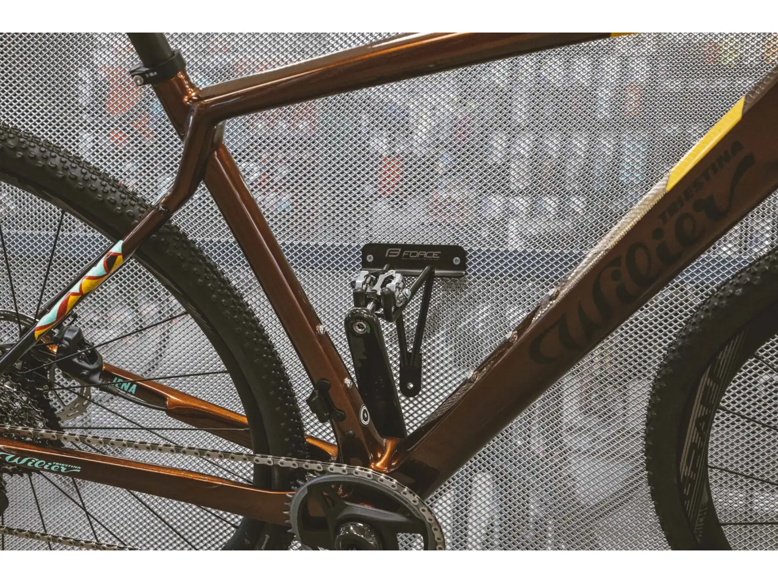 Force Eco držiak bicykla na stenu za pedál čierna