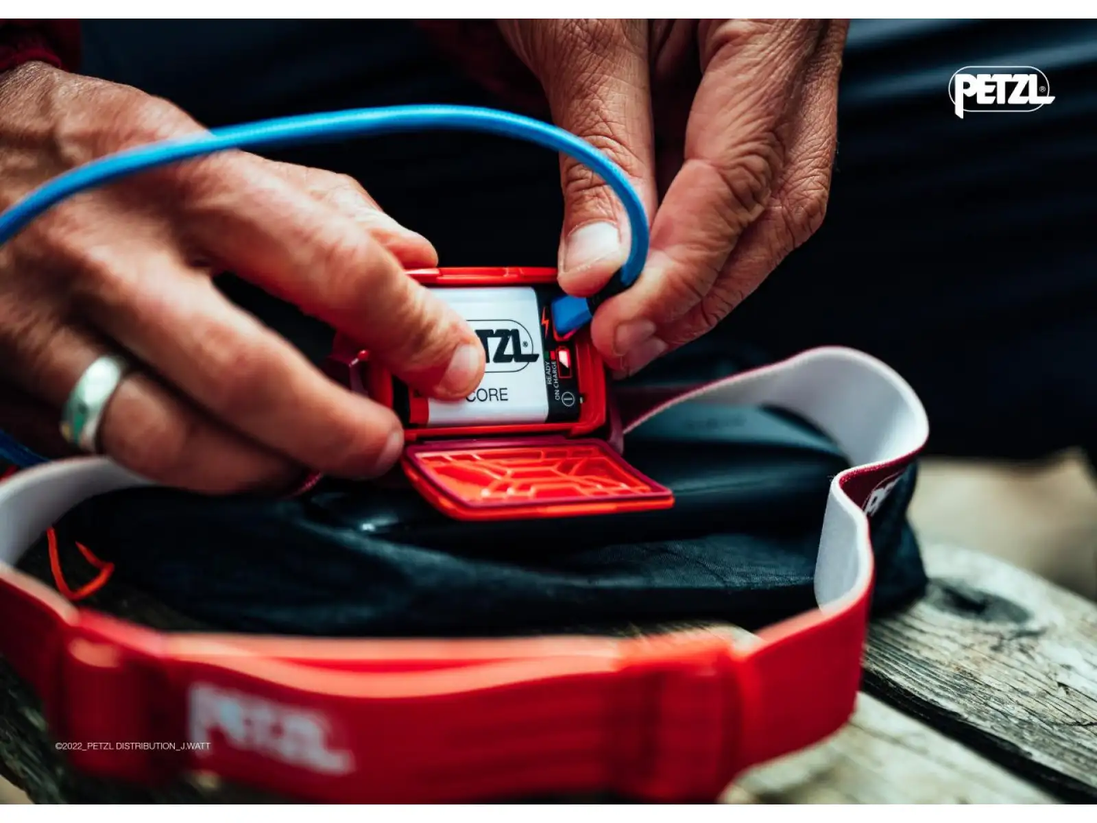 Čelovka Petzl Actik Core modrá