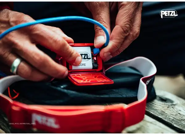 Čelovka Petzl Actik Core modrá