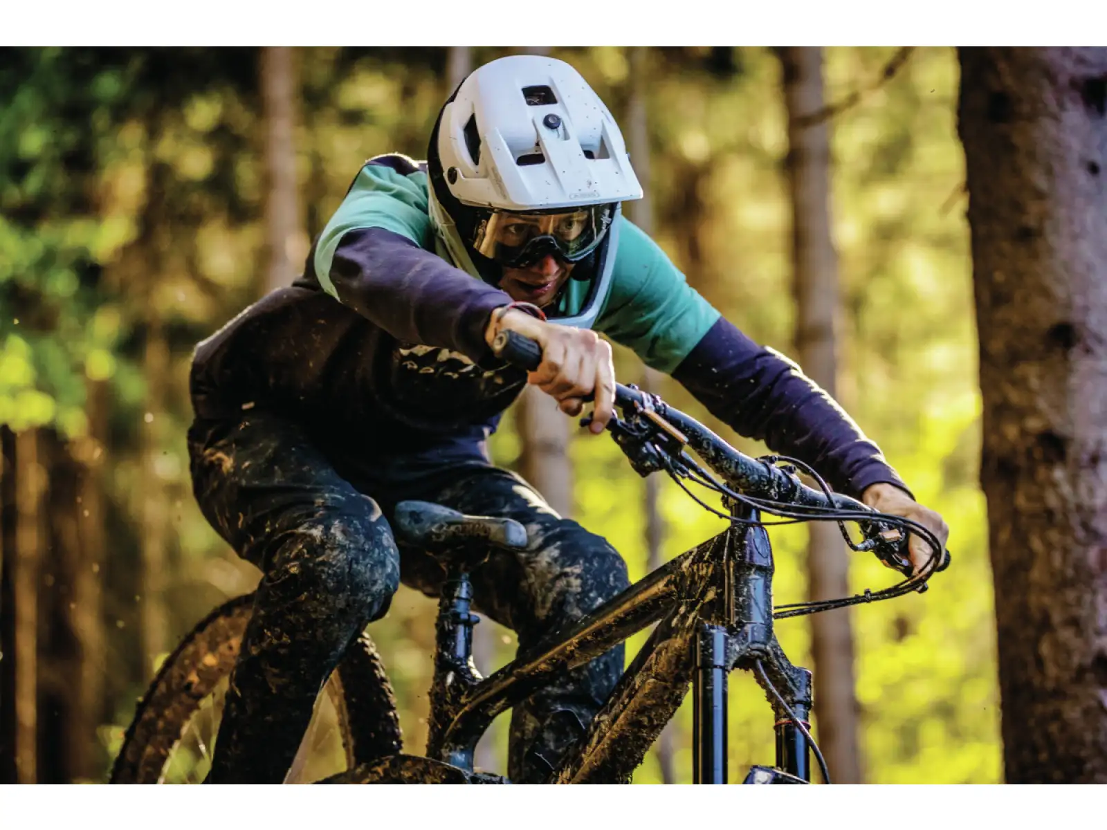 Abus AirDrop MIPS prilba Black Gold