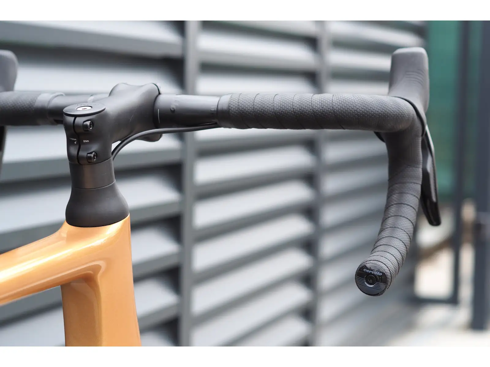 Cervélo Soloist Force eTap AXS cestný bicykel gold dust