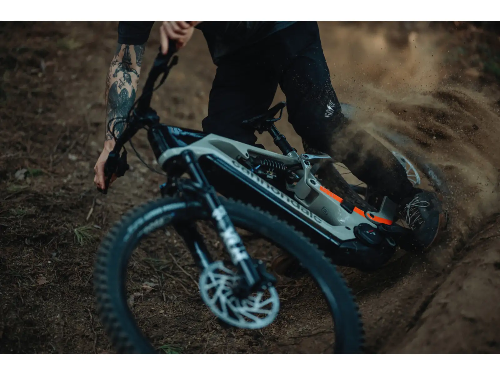 Cannondale Moterra Carbon LT 1 celoodpružený elektrobicykel Tiger Shark