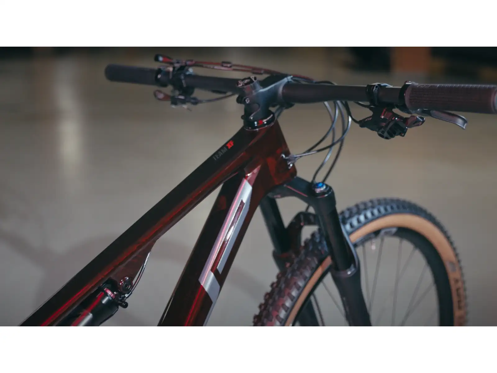 Superior Team XF 29 Issue R celoodpružený horský bicykel Gloss Red Carbon/Chrome