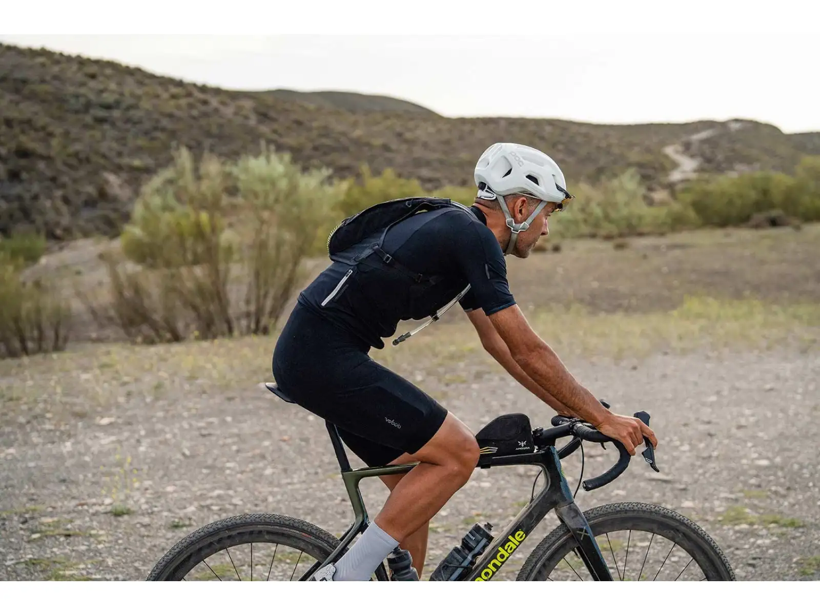 Apidura Racing Hydration cyklistická vesta 2 l čierna