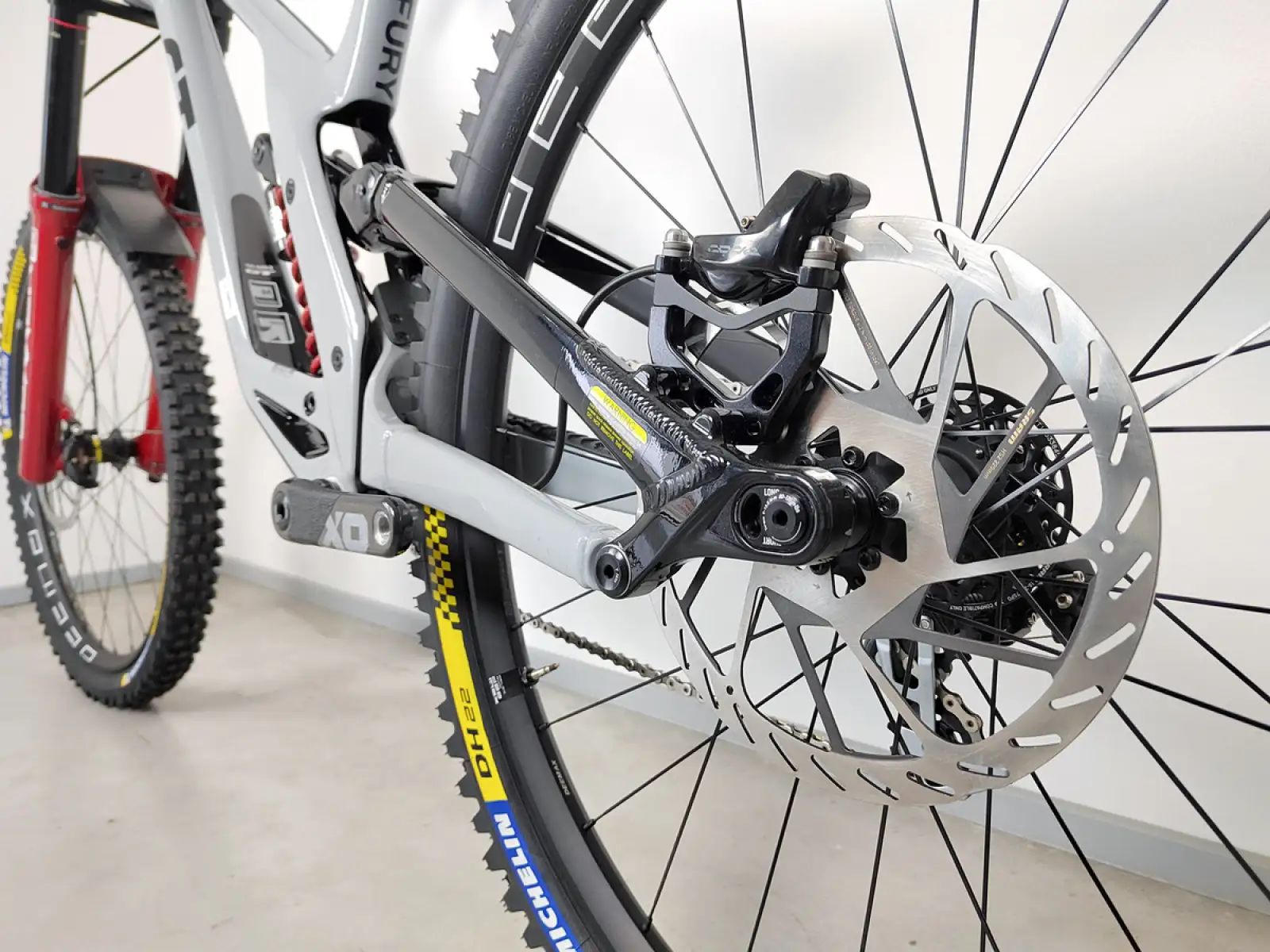 Veľkosť zjazdového bicykla GT Fury Custom. M