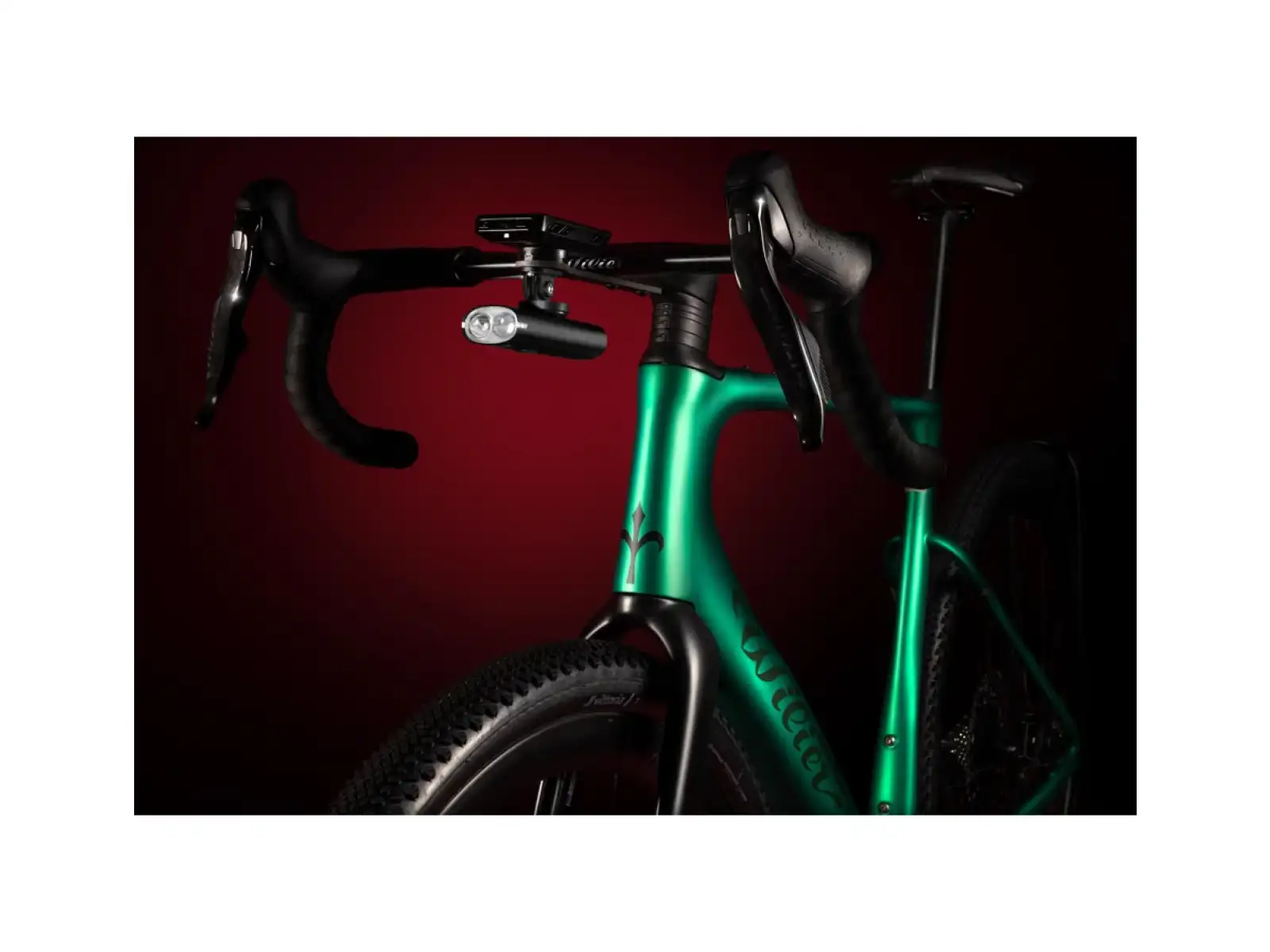 Force Glint 2500 LM USB predné svetlo s powerbankou čierna
