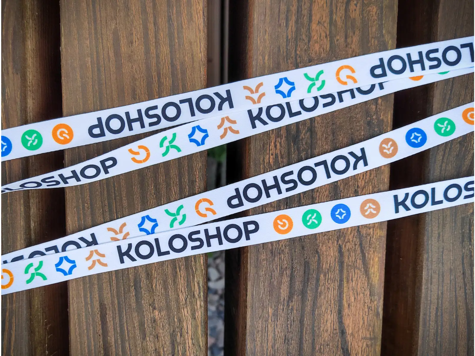 Koloshop kľúčenka na krk biela