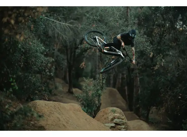 Cannondale Moterra Carbon LT 1 celoodpružený elektrobicykel Tiger Shark