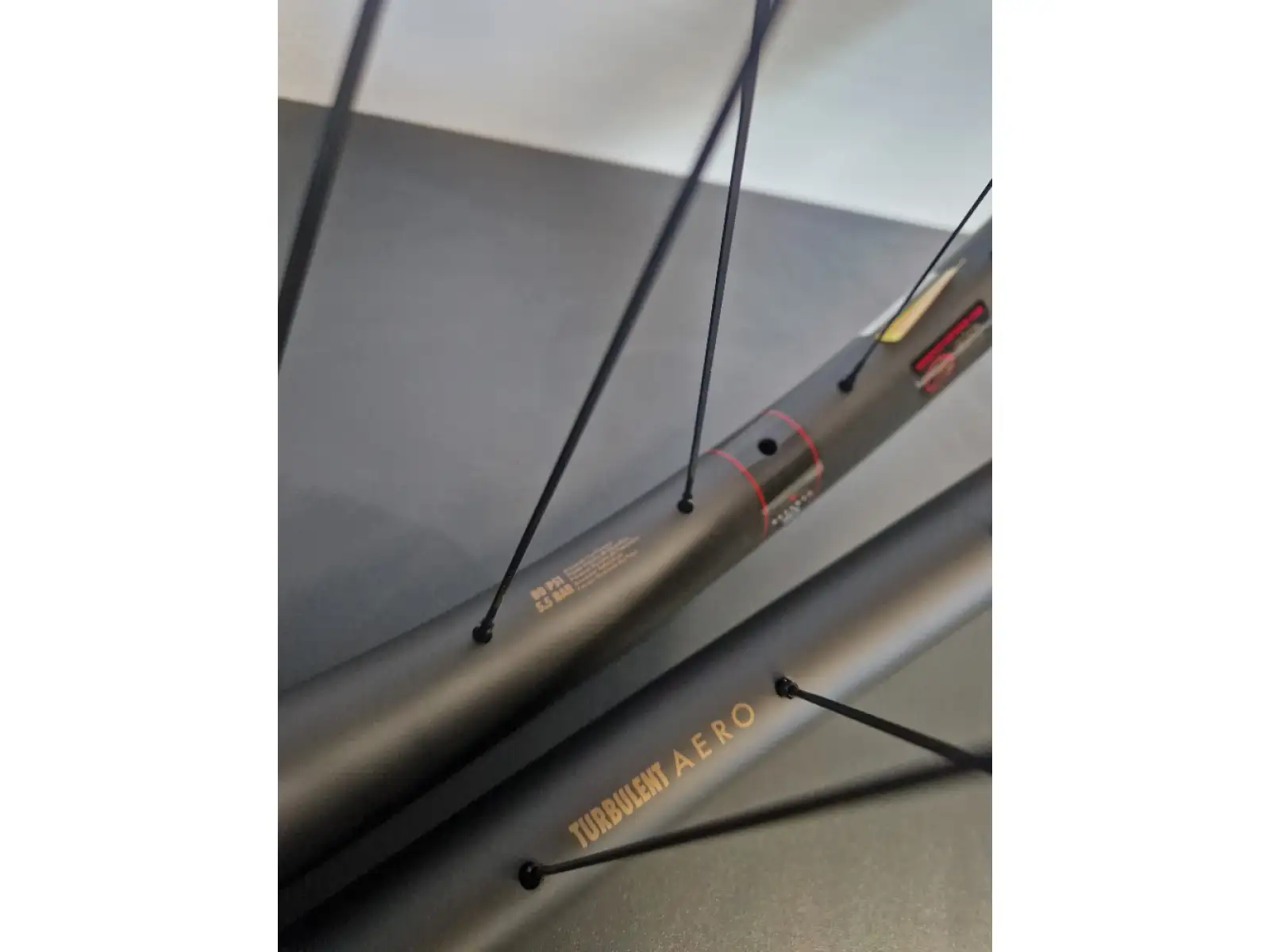 Reserve 40/44 GR 700c DT 350 CL karbónové gravel zapletené kolesá orech Microspline - Z kolesa demontované
