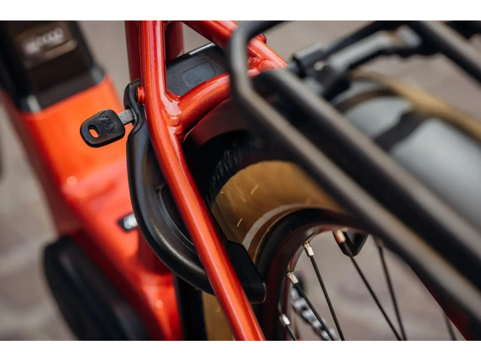 Rock Machine Storm e90-29 Metallic Orange/Silver turistický e-bike s nízkou jazdou