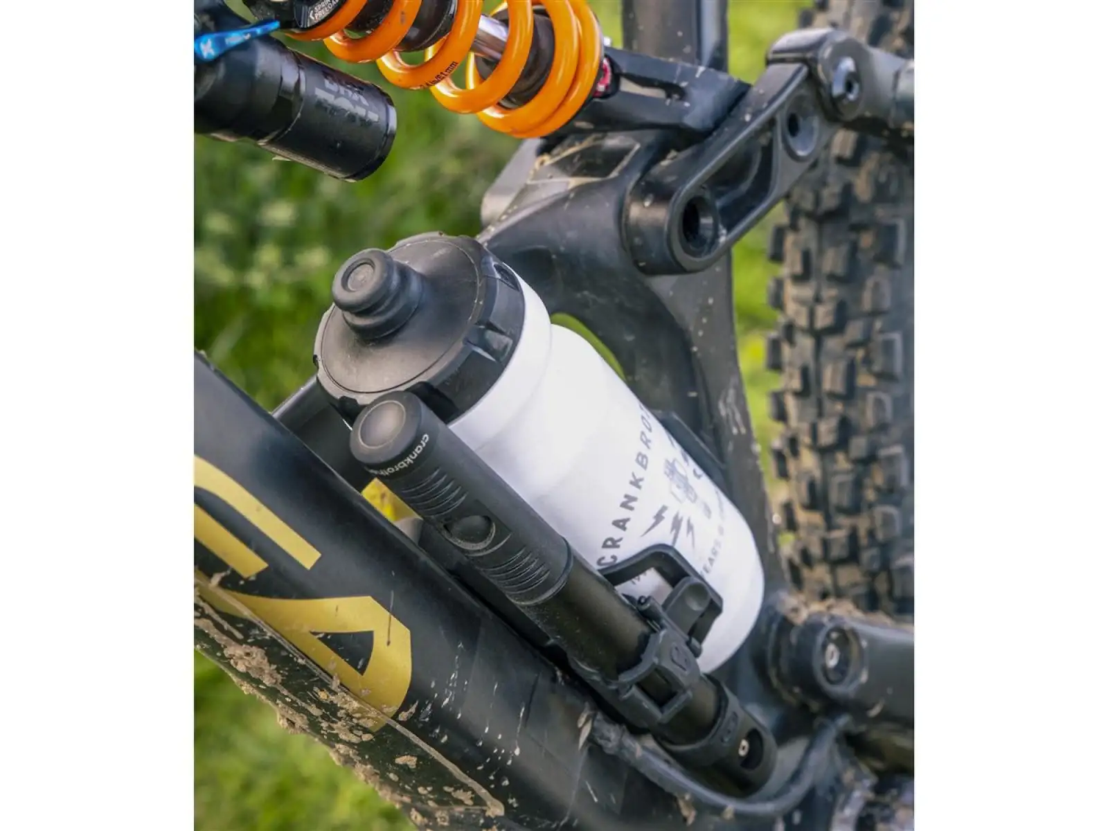 Crankbrothers S.O.S. BC18 Bidon košík a sada náradia čierna